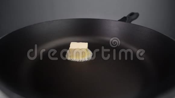 黄油在热锅上缓慢地融化准备烤制热烤架用牛奶制品烹饪全套视频的预览图