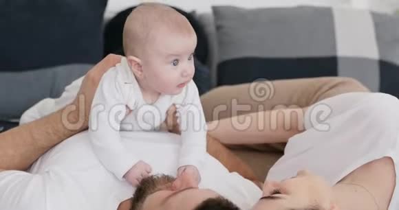 年轻的女人温柔地触摸婴儿女孩视频的预览图