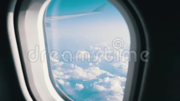 旅行概念从飞机舷窗到蓝天和云彩的视野视频的预览图
