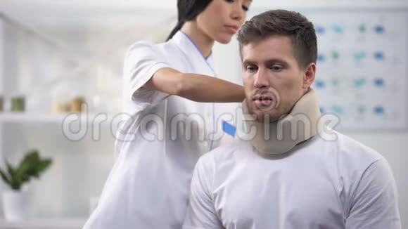 外科医生在创伤后修复男性患者的泡沫颈项圈视频的预览图