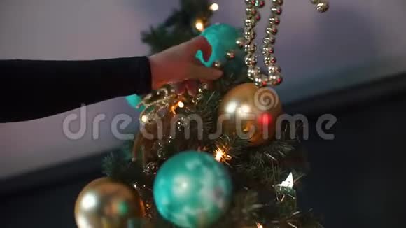 女孩手中的圣诞树装饰品的特写视频的预览图
