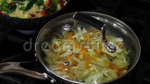厨师用蔬菜准备炒鸡蛋视频的预览图