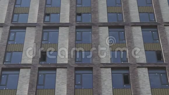 白天拍摄的纽约式公寓楼的外部建筑窗户和砖立面视频的预览图