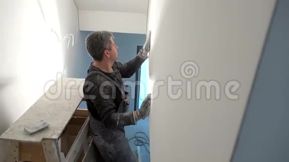 工人用砂纸擦洗墙壁准备绘画的人视频的预览图