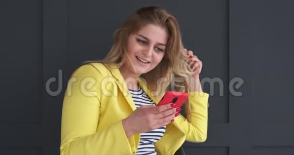 年轻女子在手机上读短信视频的预览图