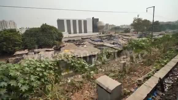 印度的贫民区从一列移动的火车视频的预览图