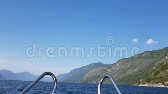 在俄罗斯阿尔泰的特莱茨科耶湖上乘坐非常快的快艇夏天去西伯利亚旅行照相机在摇晃视频的预览图