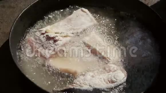 厨师用热油煎鱼牛排视频的预览图
