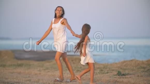 妈妈和女儿牵着手在旋转视频的预览图