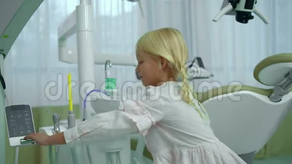 小女孩在柜子里检查牙科设备视频的预览图