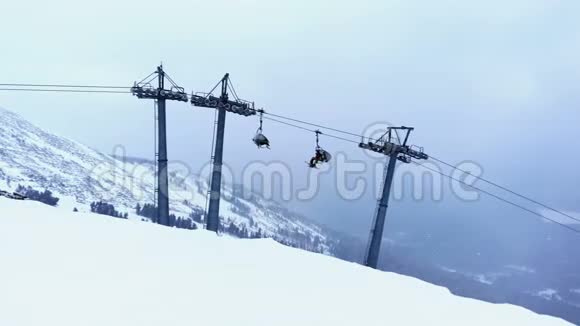 人们在冬季滑雪场的雪坡上滑雪和滑雪板雪山滑雪电梯视频的预览图