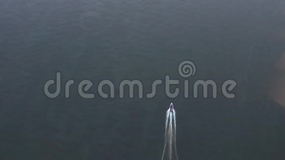 在蓝色海水中航行的无人机航空观景船摩托艇漂浮在透明的湖水上顶景游艇视频的预览图