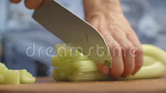 厨房里用刀子把切好的芹菜插在木板上视频的预览图