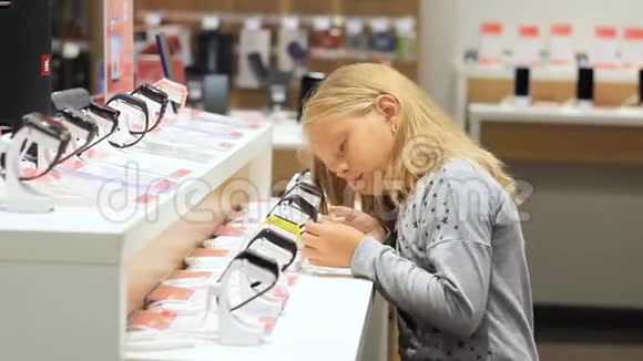 手表店里的小女孩智能手表视频的预览图
