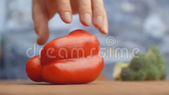 红椒切在木板上特写切碎视频的预览图