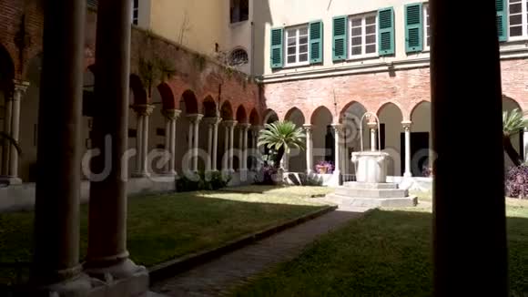 意大利热那亚圣马泰奥教堂内院莫纳斯教堂内部花园的美丽例子视频的预览图