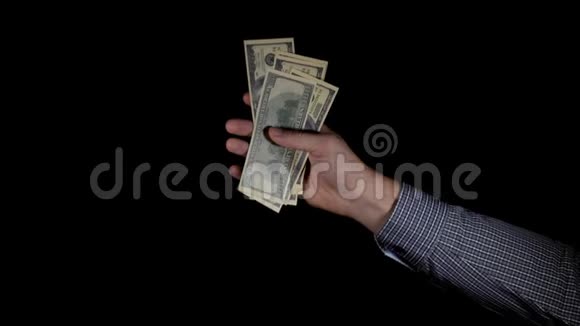 男性手皱起钞票扔掉视频的预览图