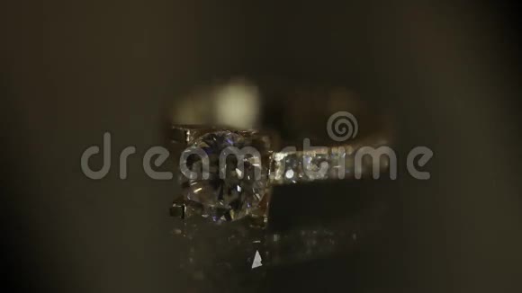 一枚钻石戒指视频的预览图