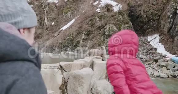 日本一个温泉里的小女孩和小女人给雪猴拍照视频的预览图