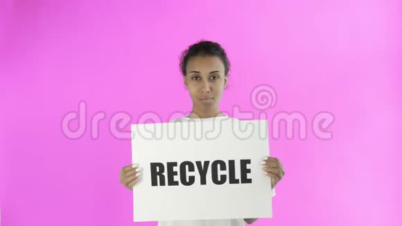 非洲裔美国女活动家带回收海报拇指出现在粉红色背景上视频的预览图