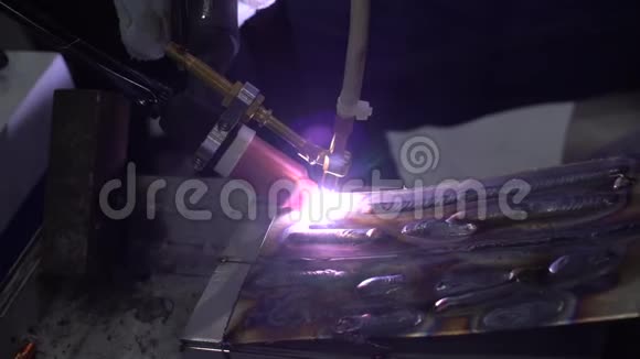 超慢视频学徒金属工人焊接工厂视频的预览图