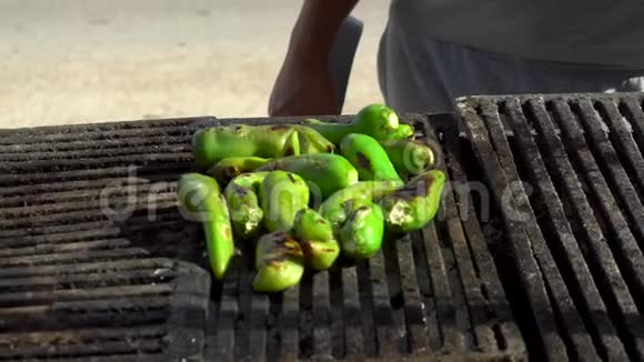 贾拉皮诺是用木炭烤的烤青椒视频的预览图