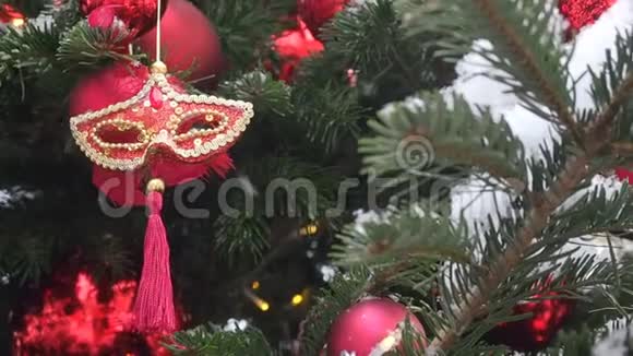 威尼斯红色狂欢节面具挂在圣诞树上圣诞节和新年背景圣诞街饰视频的预览图
