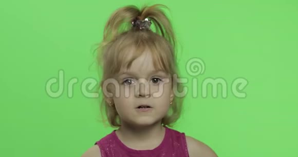穿紫色衣服的儿童肖像快乐的女孩做飞吻色度键视频的预览图