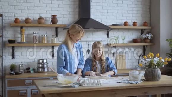 一家人正在厨房准备复活节蛋糕幸福家庭概念4K视频的预览图