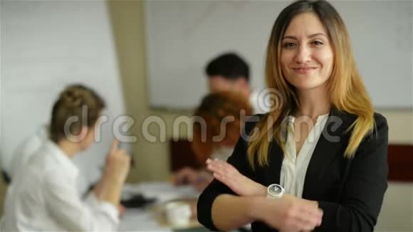 年轻漂亮的咧嘴笑着的职业女性双臂交叉自信的表情就像其他工人一样视频的预览图