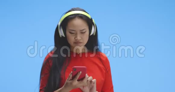 年轻女子浏览音乐视频的预览图