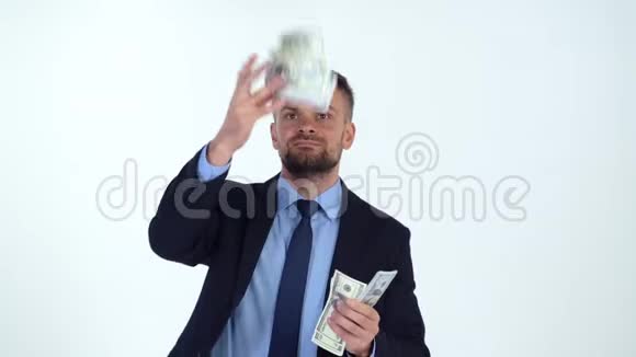 穿着得体的人动作迟缓分散了金钱许多美元钞票落在他身上视频的预览图