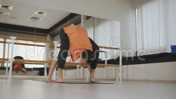 男瑜伽师现在在健身房表演瑜伽视频的预览图