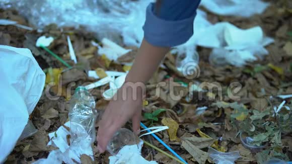 女手揉塑玻璃废料减少污染生态视频的预览图