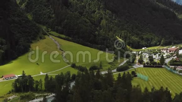在瑞士阿尔卑斯山的恩格尔伯格山脚下无人机飞过令人惊叹的山河溪流和露营地点视频的预览图