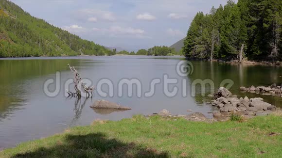 西班牙国家公园里的一位年轻游客正在观赏美丽的山湖视频的预览图