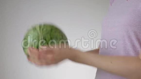 女人手里拿着绿色西瓜把它扔到空中视频的预览图