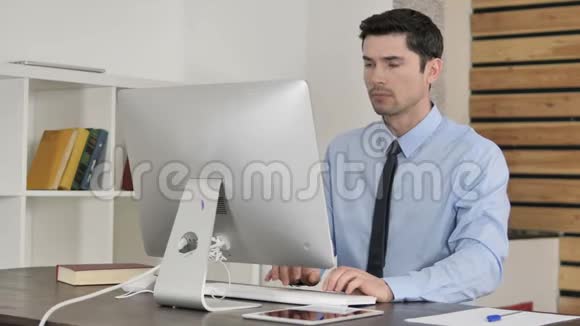 年轻的商务人士在办公室工作电脑视频的预览图