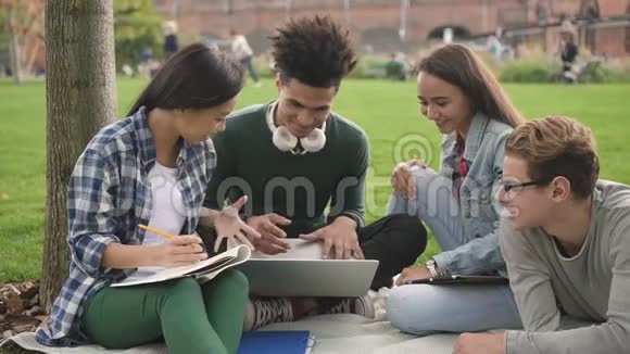 一群使用笔记本电脑的多种族大学生视频的预览图
