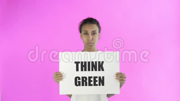 非洲裔美国女活动家粉红色背景的绿色海报视频的预览图
