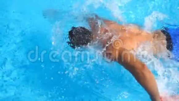 关于运动的家伙游泳穿越游泳池溅水晶清水的详细视图令人难以辨认的人漂浮着享受着视频的预览图