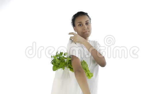 女人拿着白色背景的蔬菜包视频的预览图