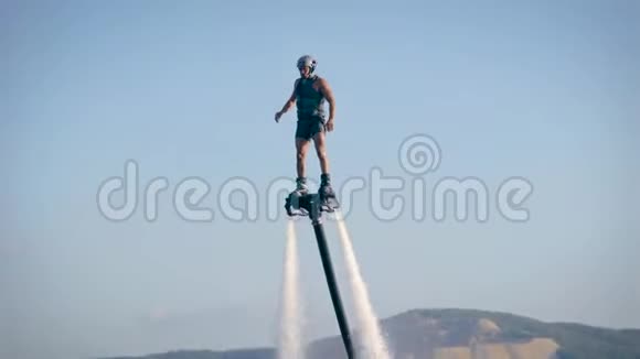 勇敢的飞板骑手和男子在喷气滑雪视频的预览图