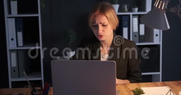 女商人在笔记本电脑上收到坏消息视频的预览图