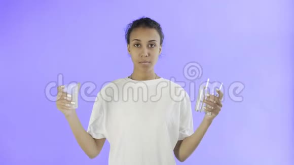 美国黑人女活动家带塑料杯和玻璃杯的紫罗兰背景视频的预览图