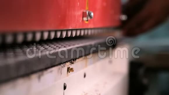 木工车间家具零件的边缘浅的景深用于在纸板零件上粘合边缘的机器工业视频的预览图