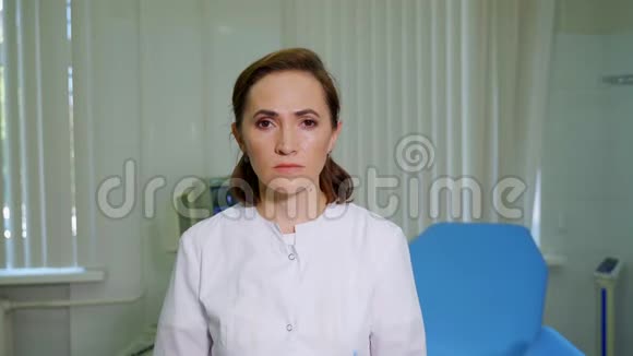 一位女妇科医生戴上了医用口罩视频的预览图