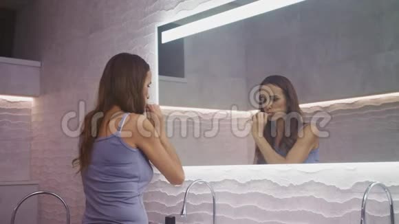 幸福的女人在浴室用刷子清洁牙齿携带牙齿的特写视频的预览图