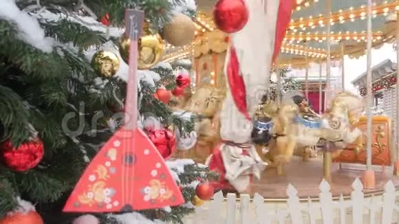 新年街景旋转木马装饰圣诞树并安排圣诞节和新年节日圣诞视频的预览图