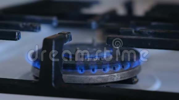 天然气火焰燃烧更明亮在炉子燃烧器中褪色天然气燃烧视频的预览图